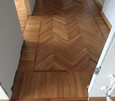 Posa e verniciatura parquet spinato in rovere